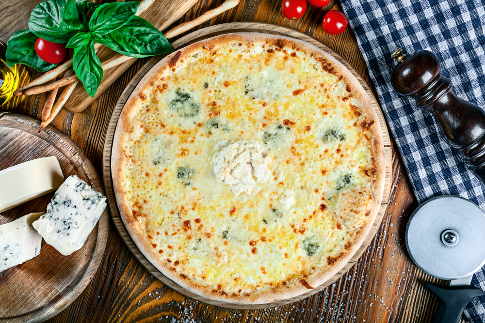 クアトロフォルマッジとは？4種のチーズにはちみつをかけて更に美味しい人気ピザについて！ | melby（メルビー）